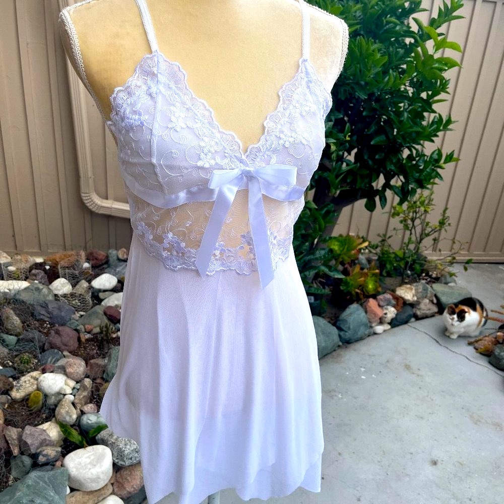 Embroidered short negligee